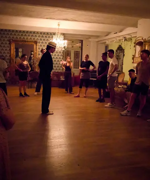 Salsa-Kurs im Tangoloft: Paare üben gemeinsam eine Figur