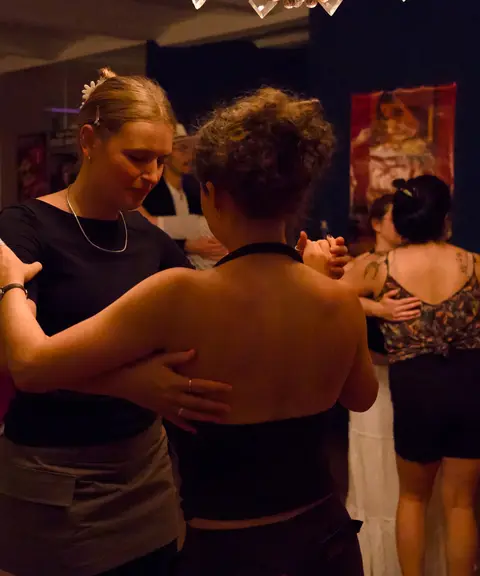Zwei Tänzerinnen tanzen gemeinsam beim Social Dance