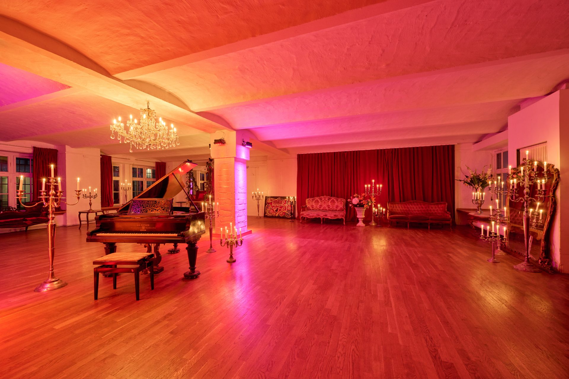 Tangoloft Berlin — Saal mit Flügel und Kronleuchter