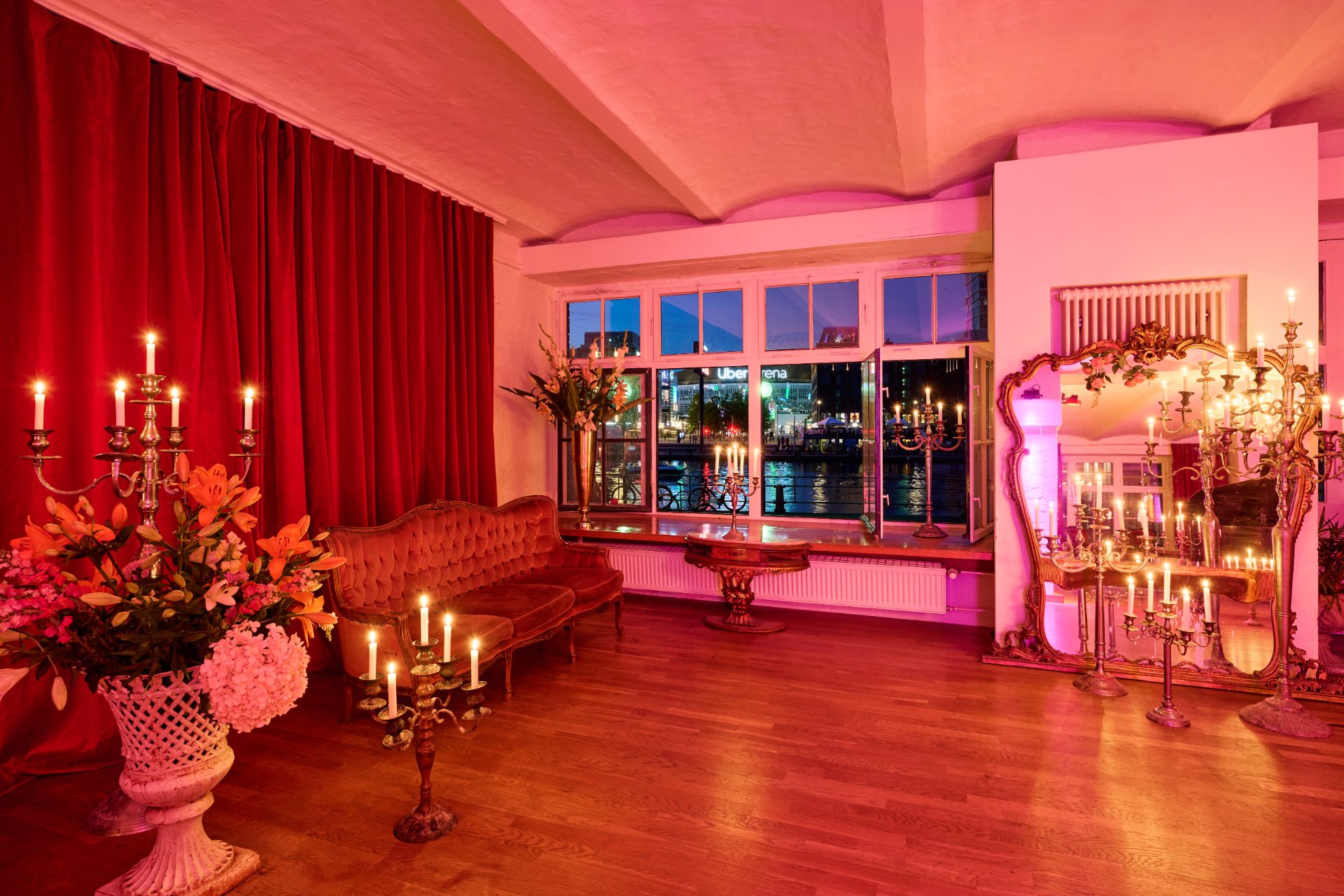 Tangoloft Berlin — Lounge mit Blick auf die Spree